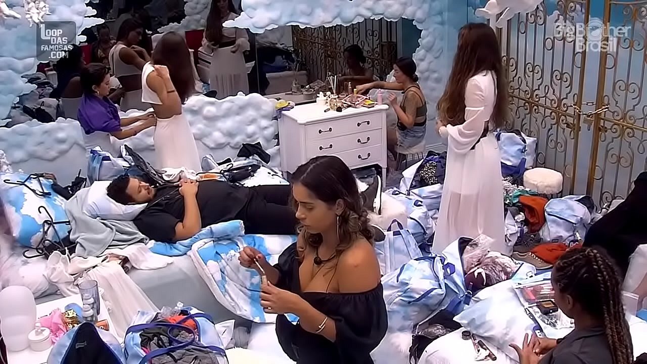 BBB20 Maria pagando peitinho