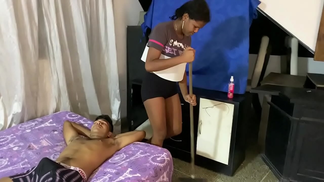 mi hijastra esta muy cachonda  que empieza a calentarme con una buena mamada