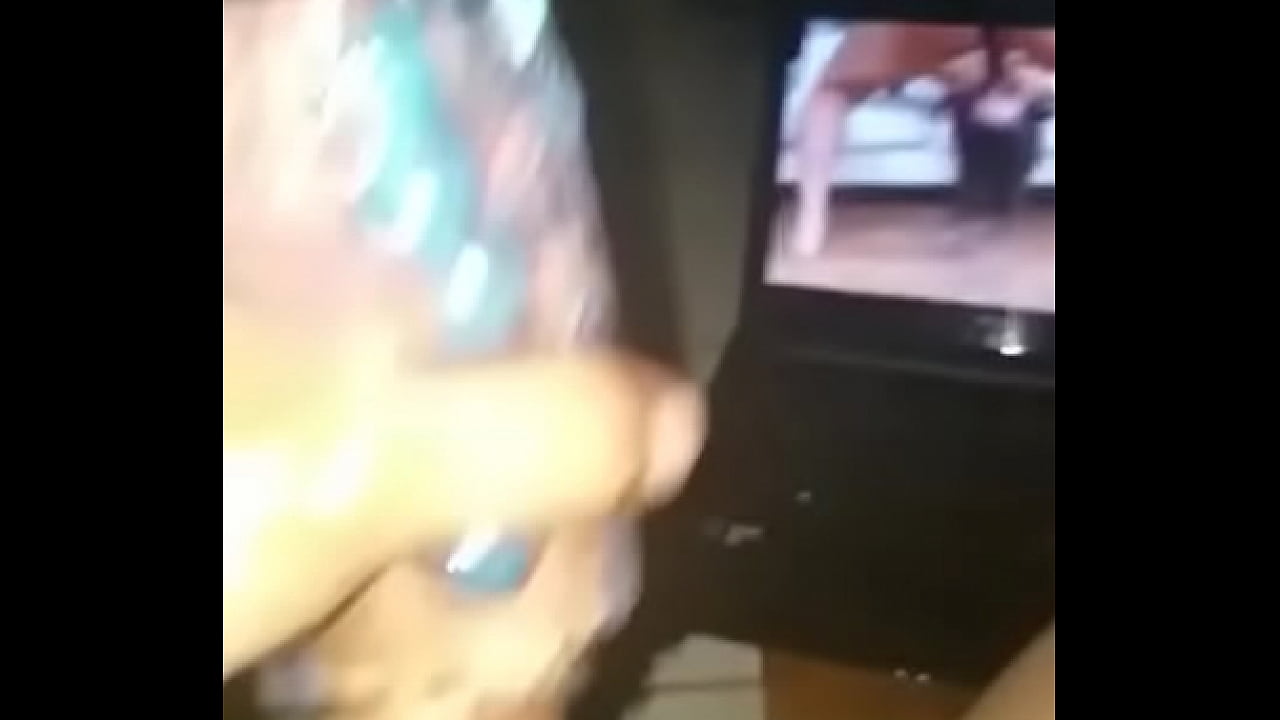 Me masturbo viendo porno.