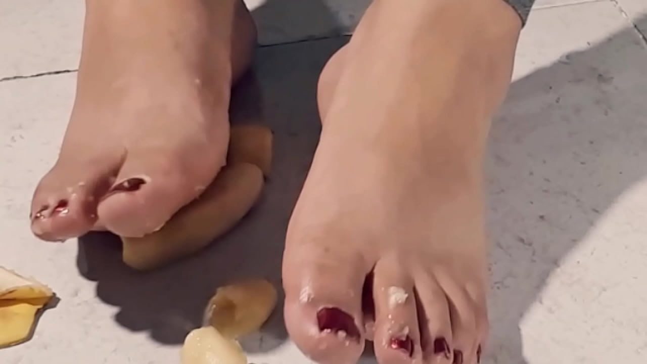 Perra trans aplasta platano con los pies y se masturba