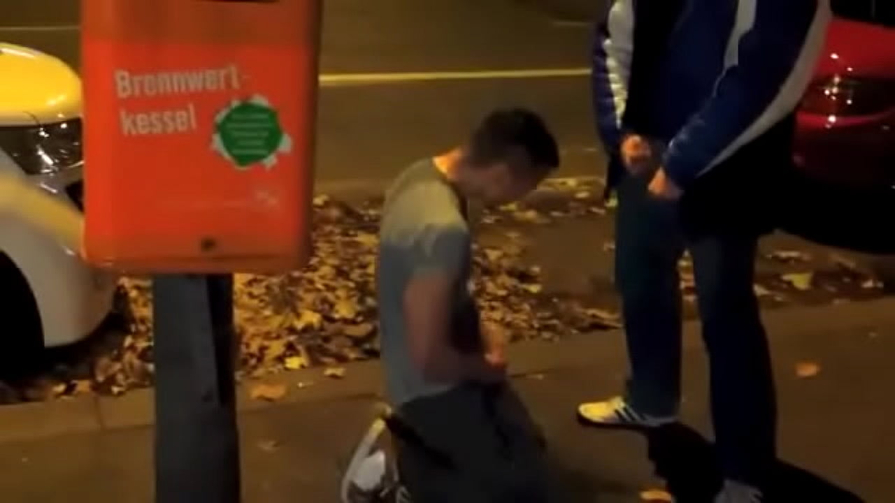 Pissing and self pissing next to busy street