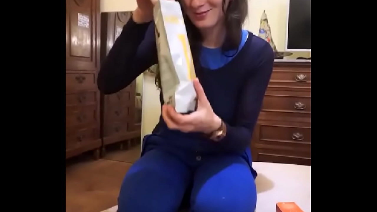 Unboxing nuovi prodotti!Un bel grosso dildo nero ?Vibratore potente ?Plug anale che non può mai mancare...