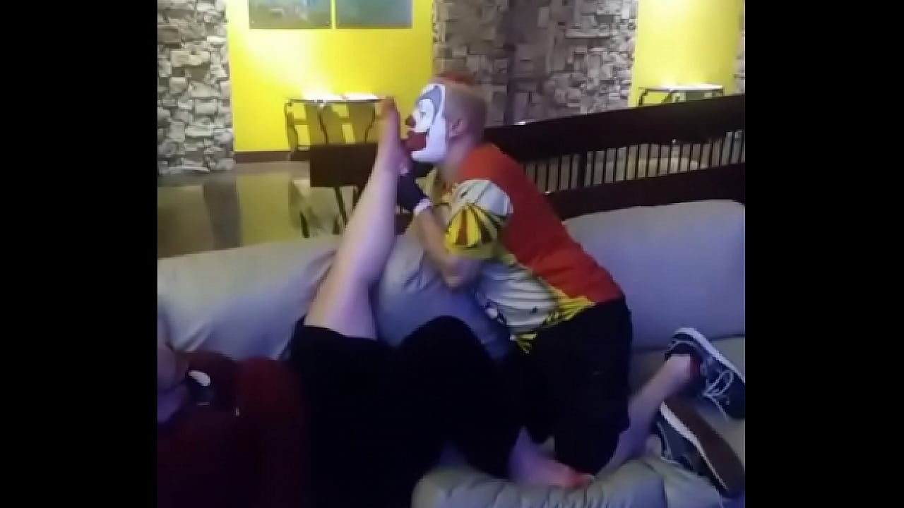 FlipFlop The Clown Worshiping Feet At The Hotel's Lobby During The 2018 Dark Carnival Games Con