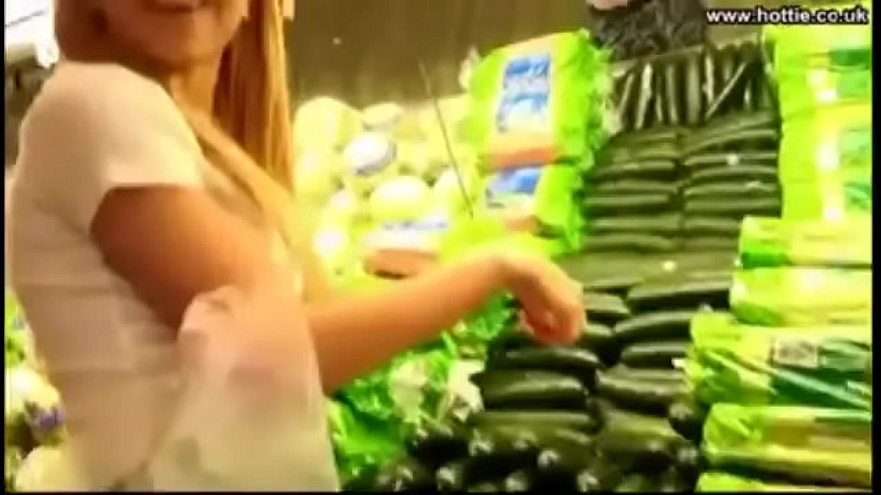 Se mete un pepino en pleno supermercado