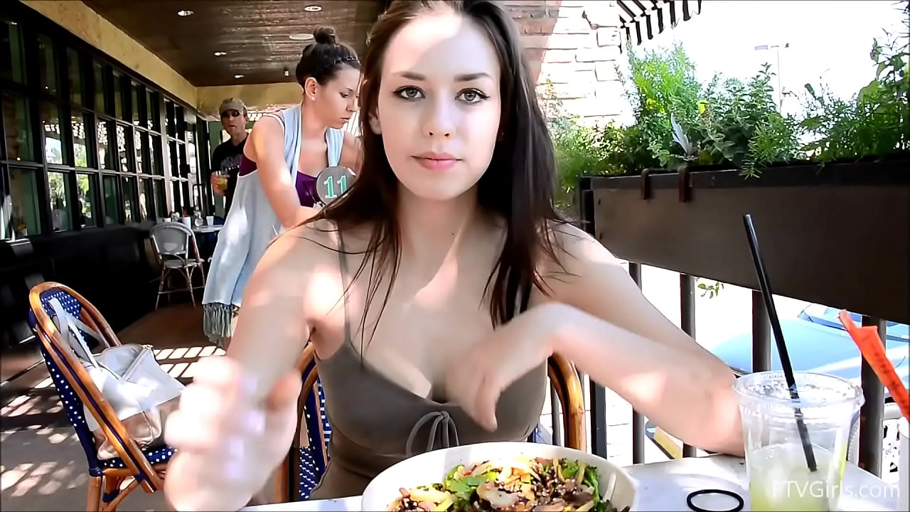 GF flashes her tits at a restaurant (busted)