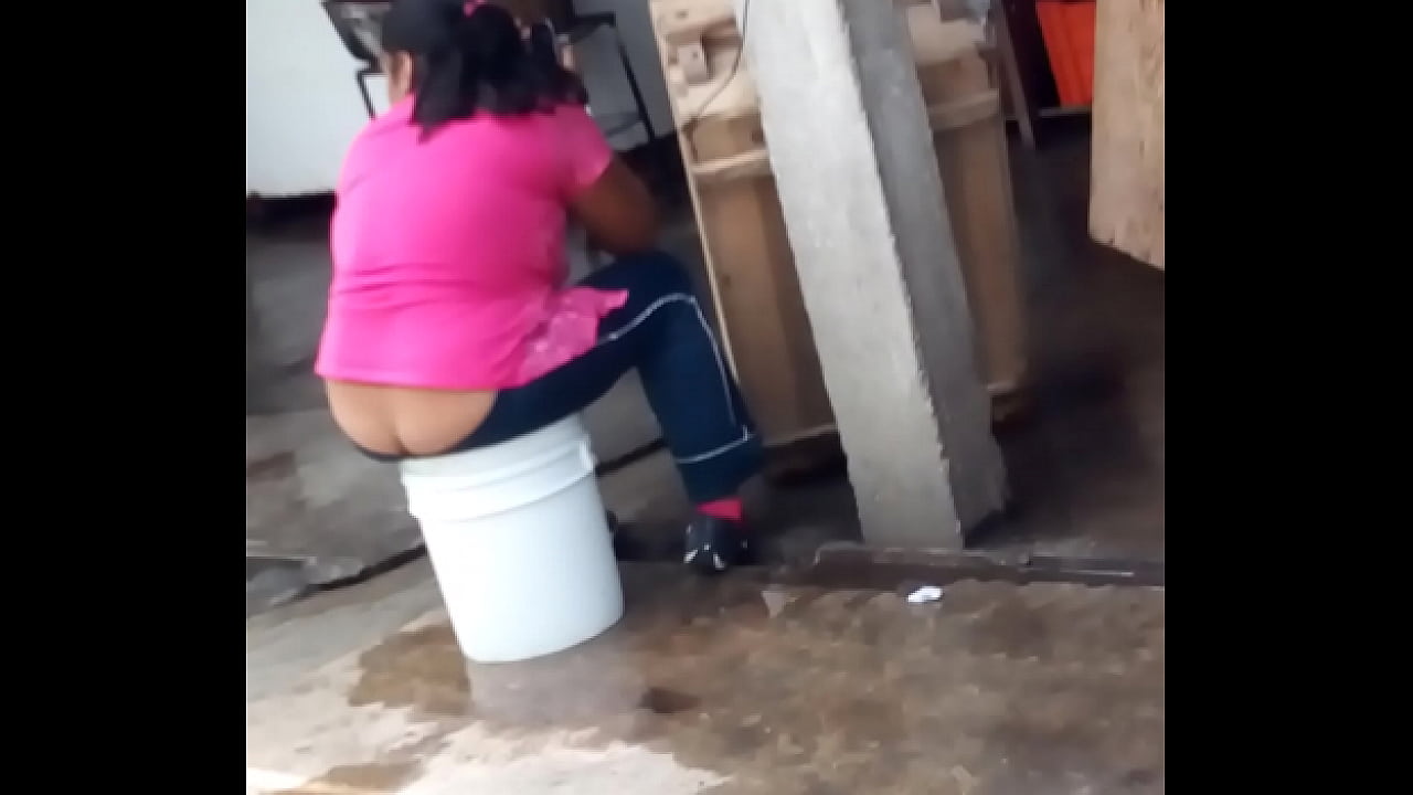 Espiando chica sentada