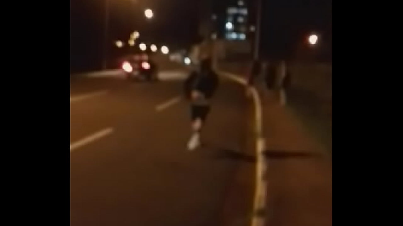 Gordao com a bunda de fora correndo na avenida