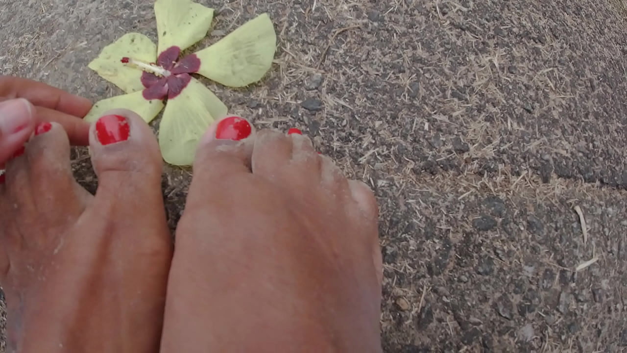 Andando na rua e na praia descalços sujando os pés - Fetiche por pés