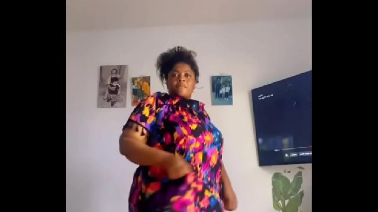 afro Getty Lifts the dress to show us some bbw thighs