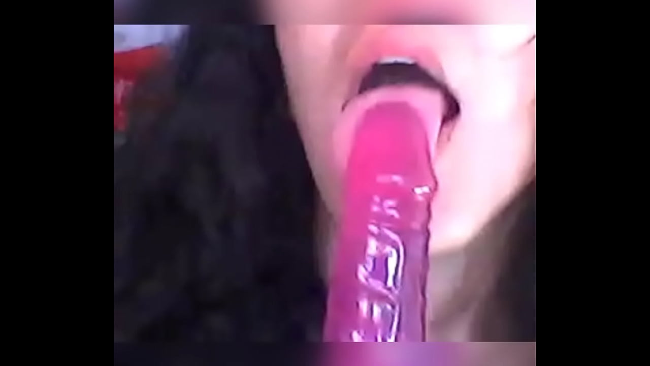 Hermosa jovencita le gusta divertirse mamando su vibrador