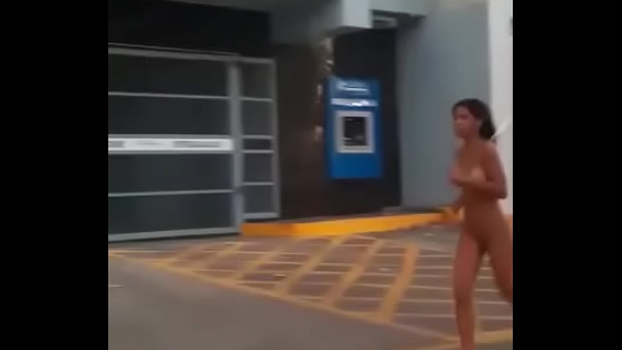 Venezolana corre desnuda