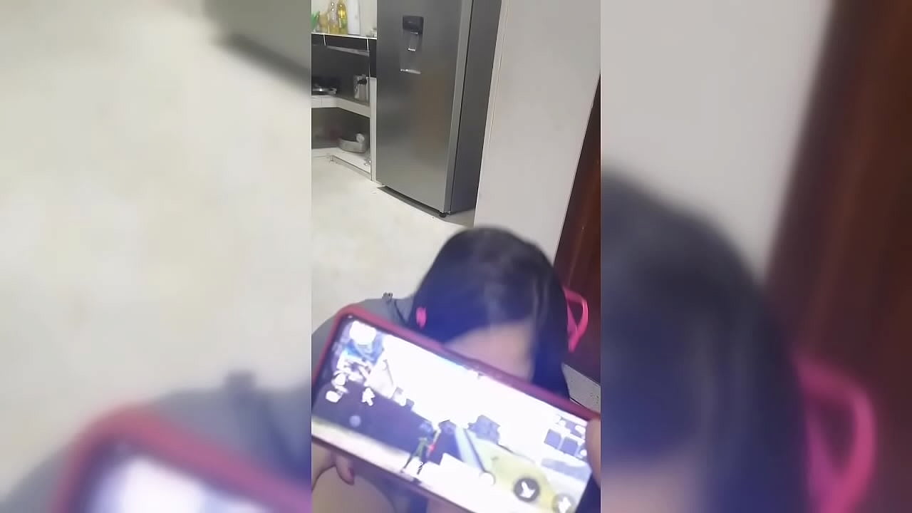 Interrumpe A Su Novio No Lo Deja Jugar. Video Casero.