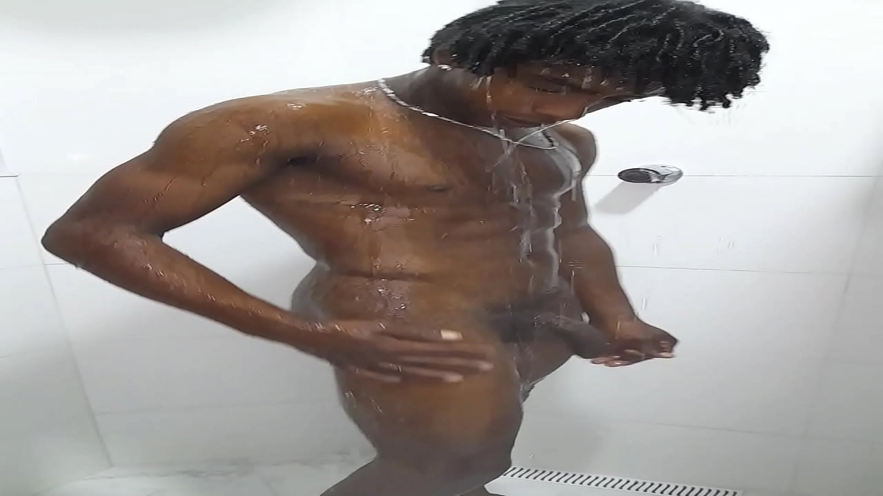 Magrinho gostoso tomando um banho pra refrescar do calor