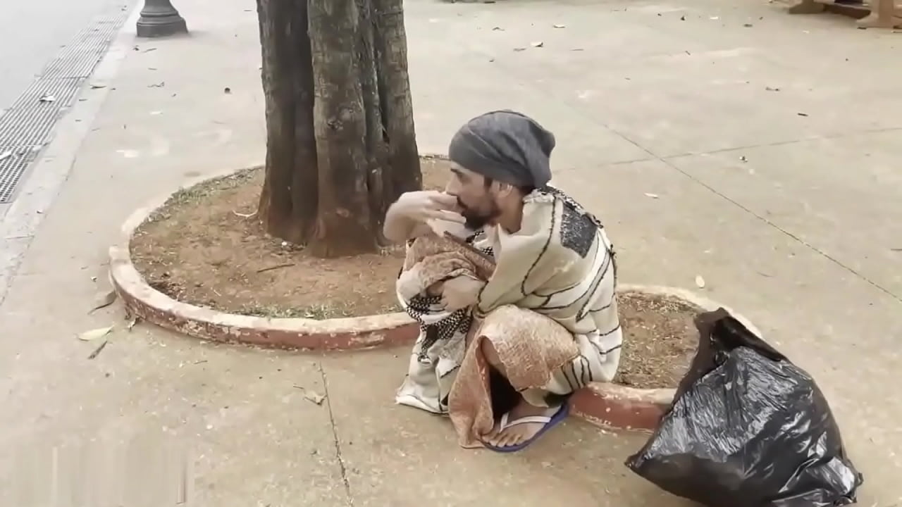 O moreno gostoso levou rola dura do cara de rua