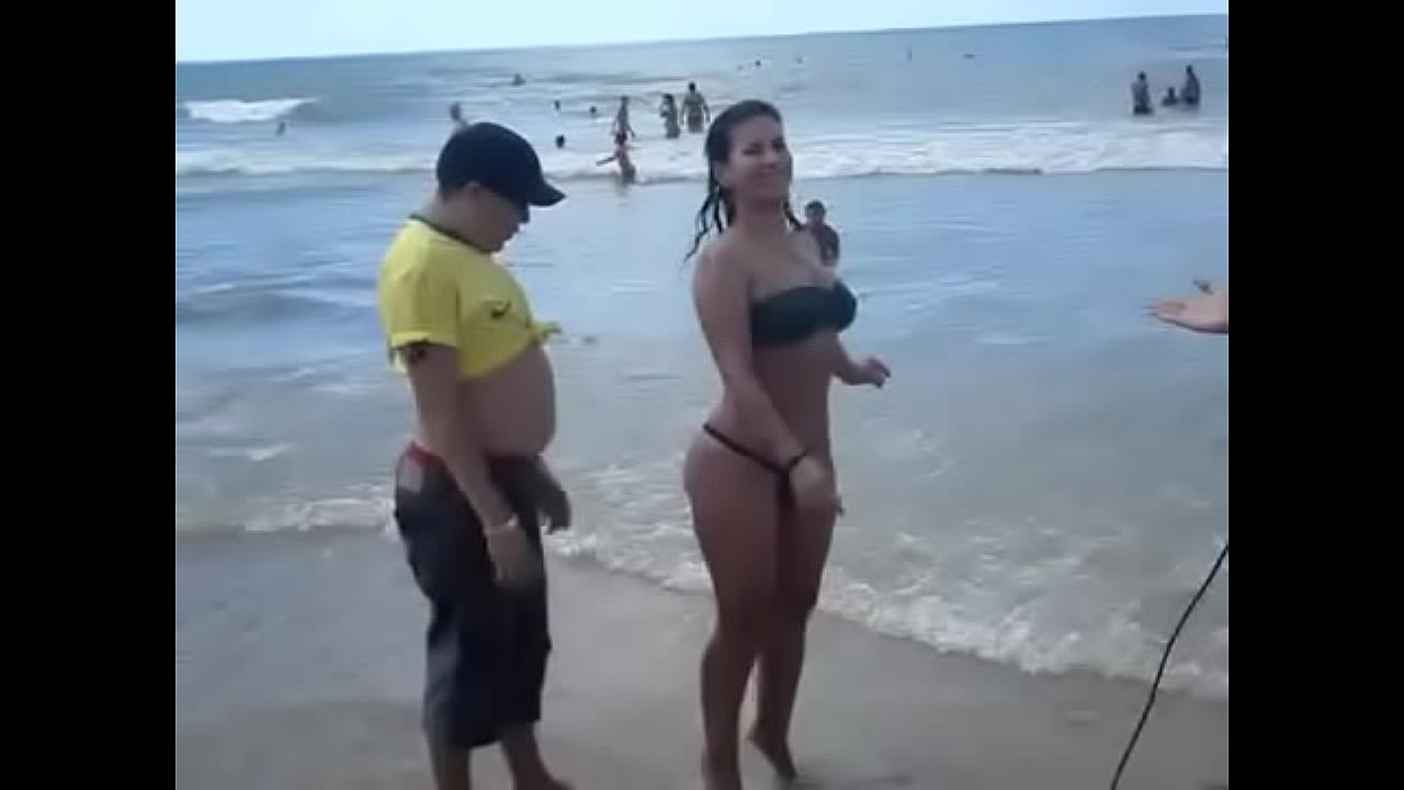 Gostosa na praia 01