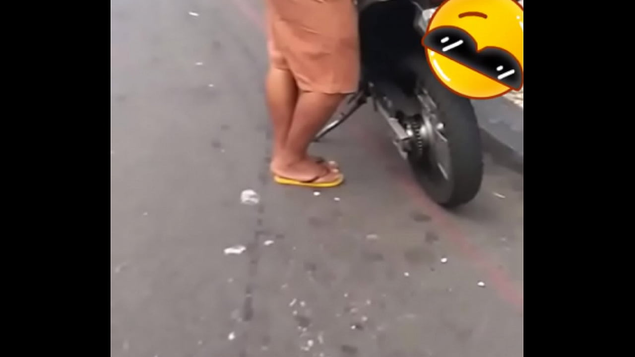 Dono da moto na avenida de camisa e bermuda