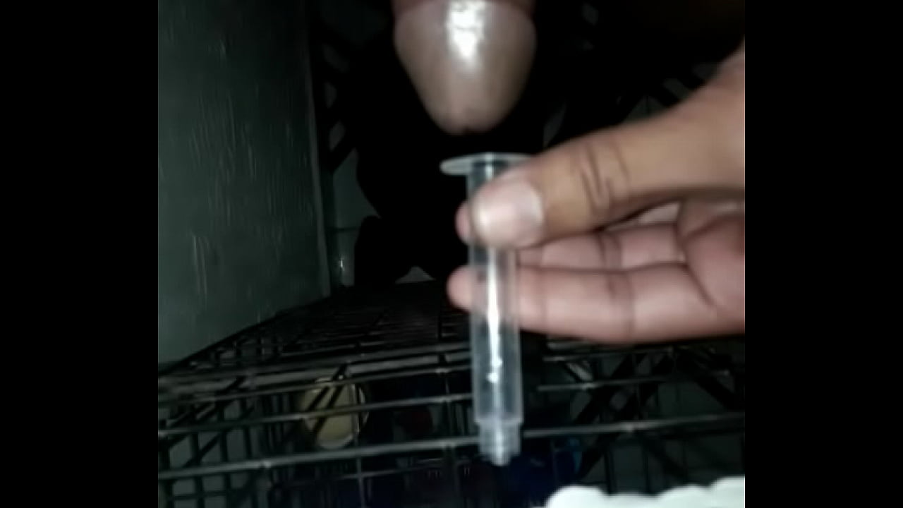 Pau Leiteiro filling syringe with sperm.