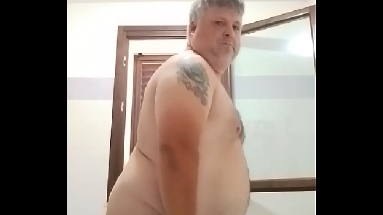 Estoy haciendo mirar mi culote quitándome mis braguitas de encaje sexy feminina y los machos maduros sexy activo