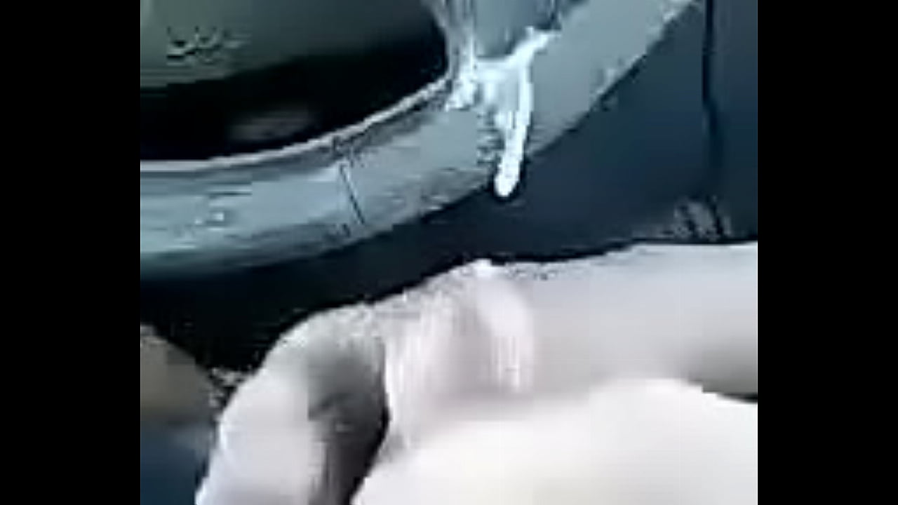 Cummy feet in car
