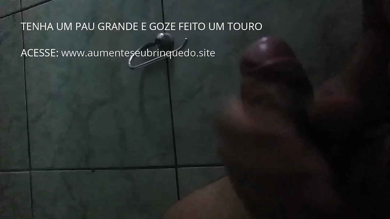 Pauzudo tocando uma no banheiro