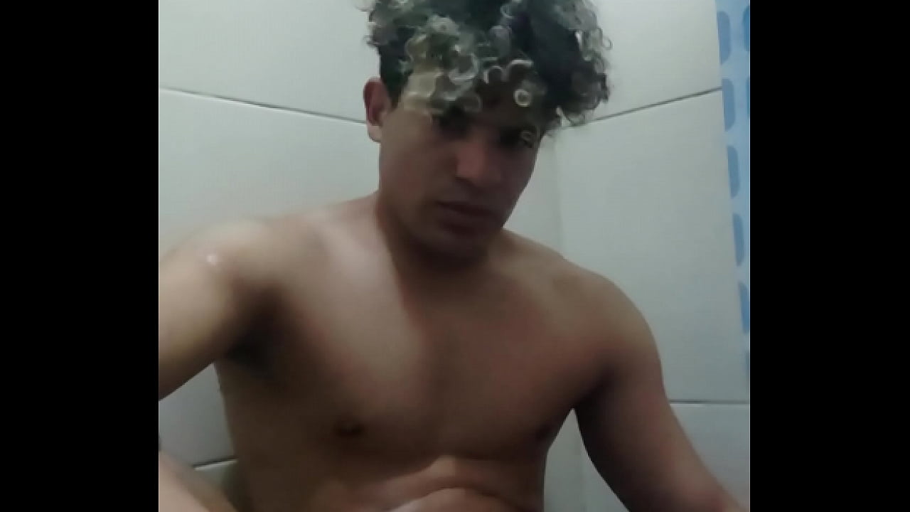 joven cachondo corriendose cayendo semen sobre la camara