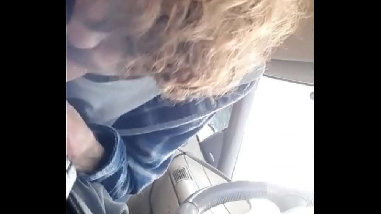 giving morning blowjob to my buddy in car