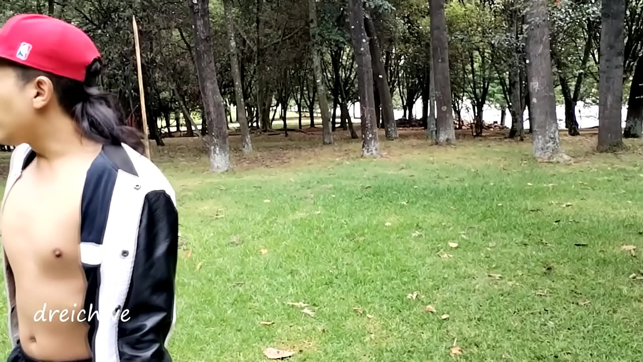 Entrenado como puta en el parque con morbo en español