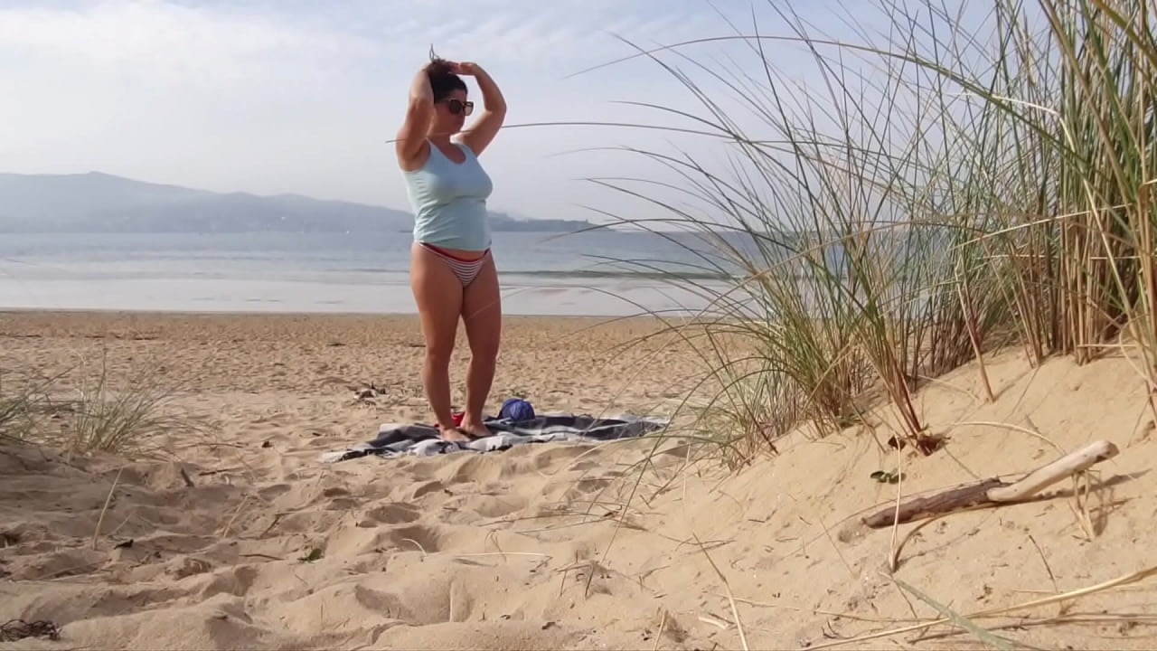 I filmed a curvy MILF changing clothes and doing Exercises on the Beach