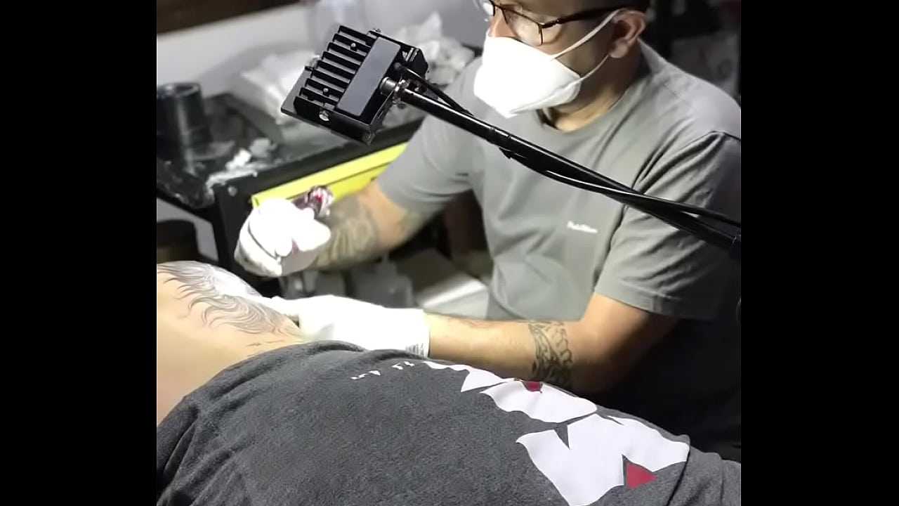 Veja Sessão completa de tattoo na Bunda tatuada do Allan Guerra Gomes - linda tatuagem na grande raba linda e redonda