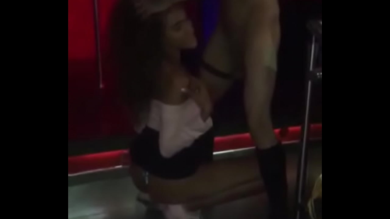 Sexo en disco con streper venezolano, sexo oral de chica del publico ubicados en Caracas venezuela