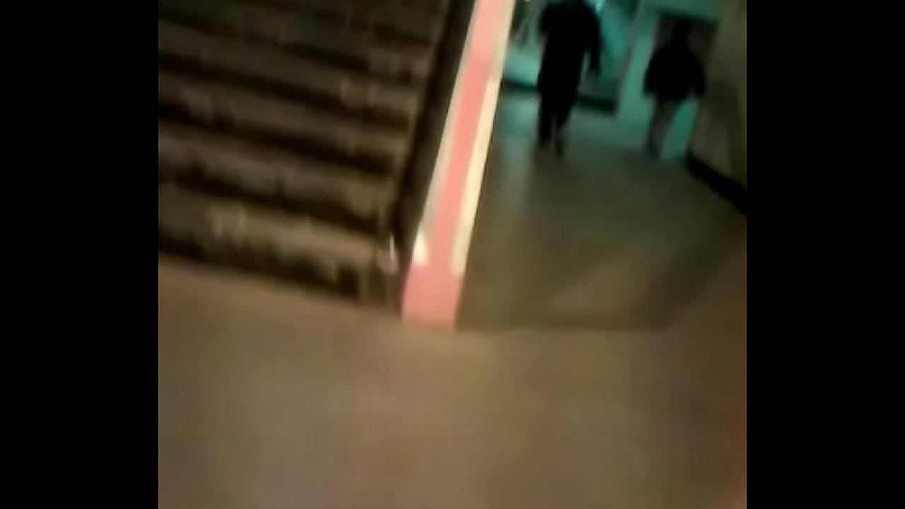 Madura Nalgona en el metro