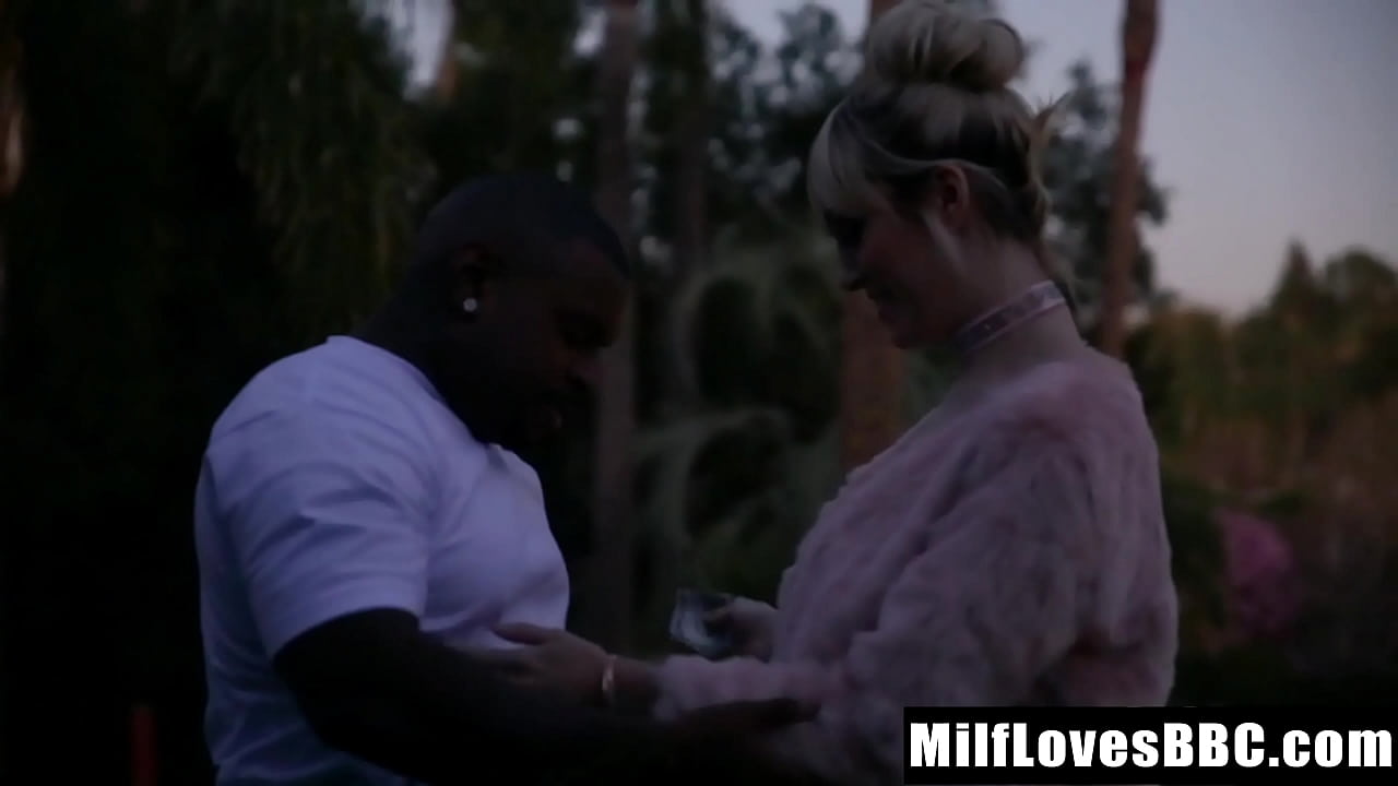 Milf Calls a Black Guy for A Pleasure-Soaked Interracial Rod Ride - Milflovesbbc