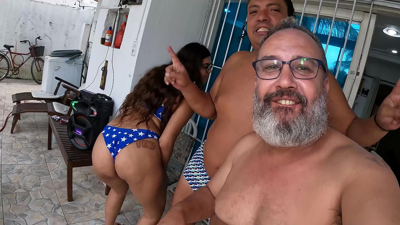 Festa na piscina na casa da Paty