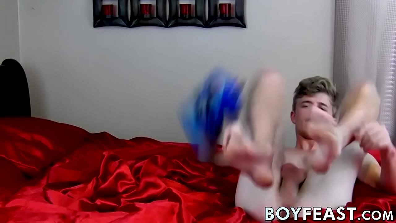 Wild twink masturbates and stuffs dildo