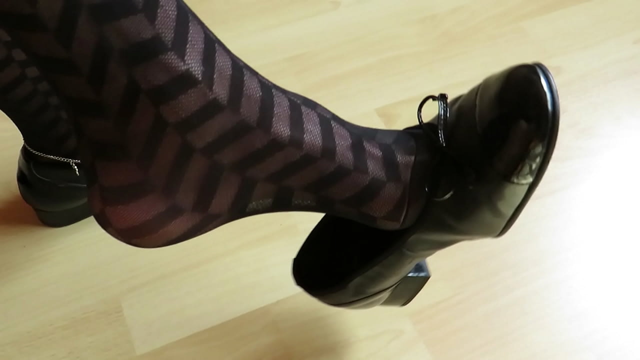 Isabelle-Sandrine - black leather ballet flats and patterned hose