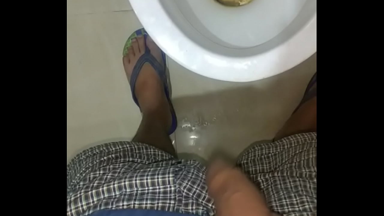 Indian guy pissing real hoemade