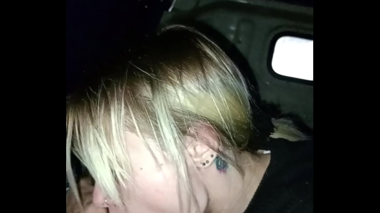 Hot babe gives blowjob on the back of the car in the middle of the town