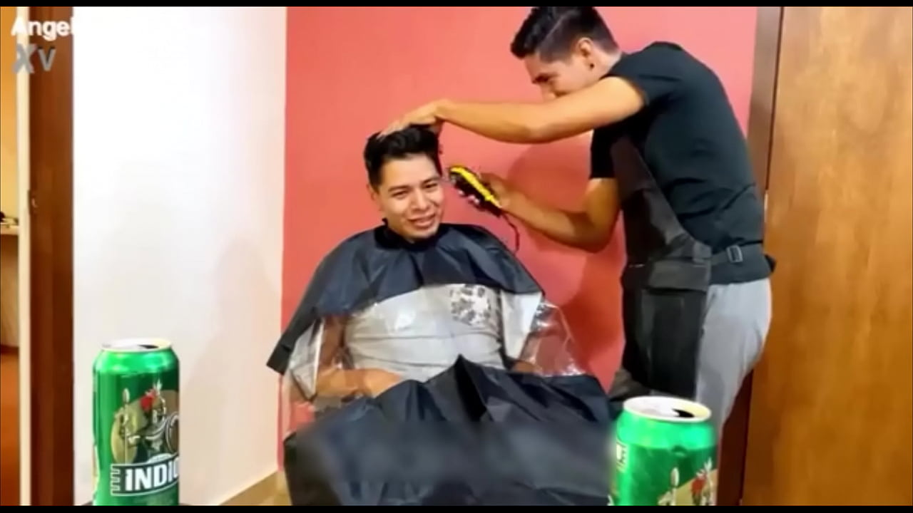 Pedimos servicio a domicilio de corte de cabello y finalizó en cogida bestial