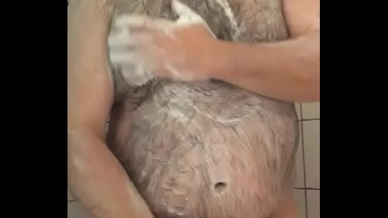 COROA PELUDO GOSTOSO TOMANDO BANHO E BATENDO PUNHETA