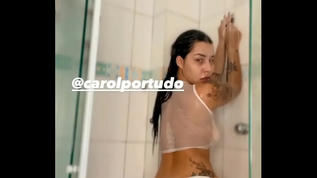 Carol Portudo se exibindo no chuveiro