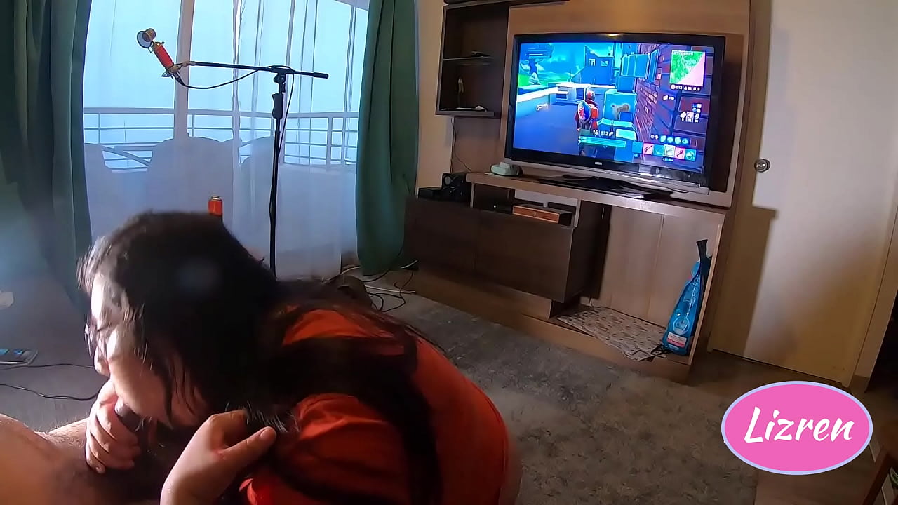 Chilena le mama la verga mientras juega al fornite con final feliz