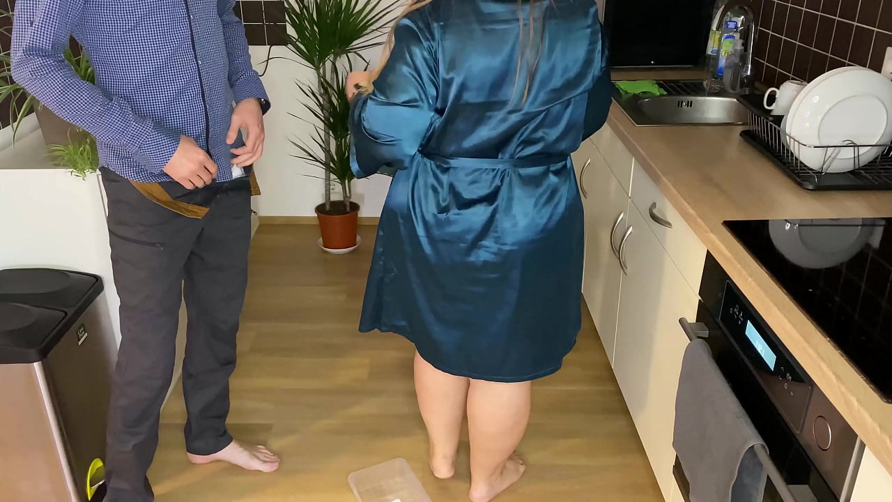 Fat milf lifted her robe and spread her legs