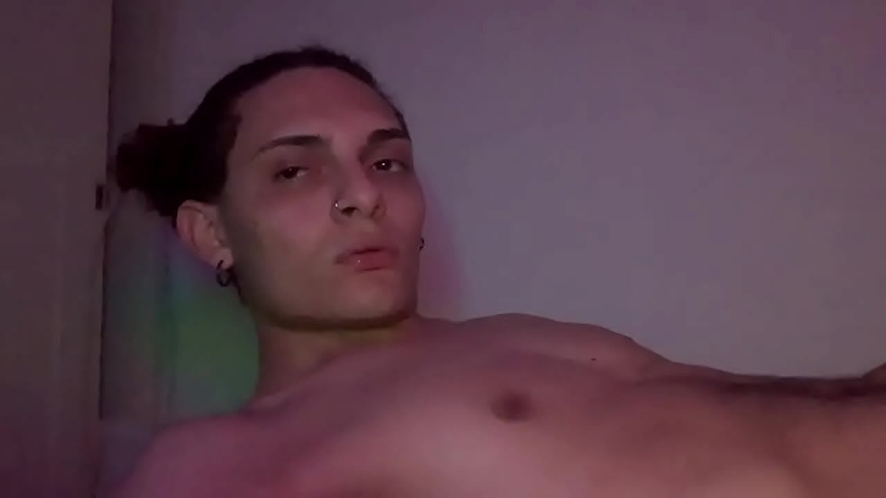 Twink latino  caliente se masturba su gran verga hasta venirse y comer su leche