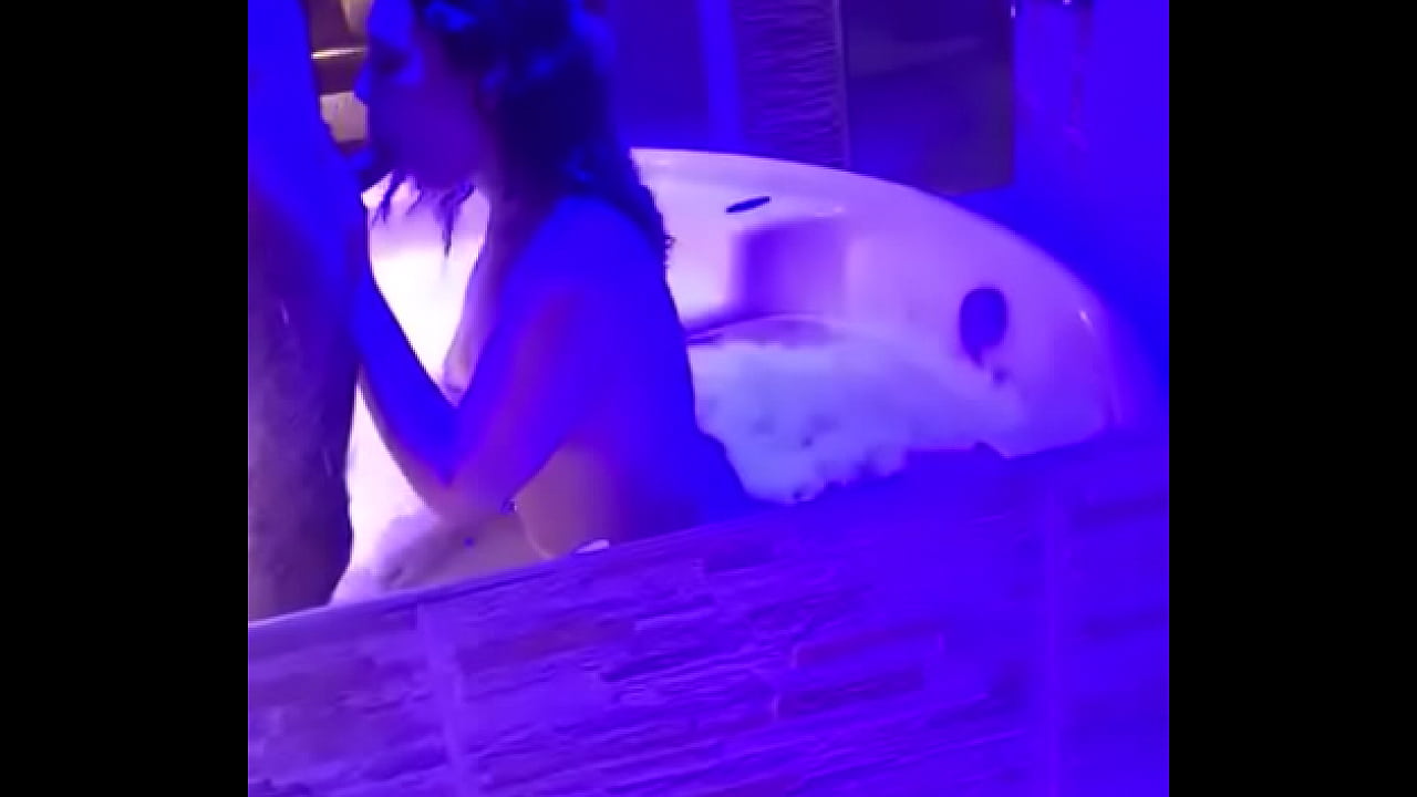 Blowjob en el jacuzzi del hotel