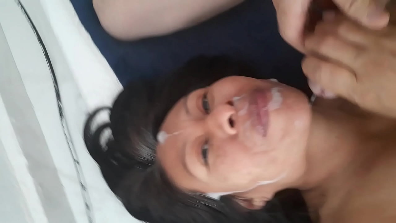 Eyaculando en la cara de mi amor, poniéndole su mascarilla de esperma.