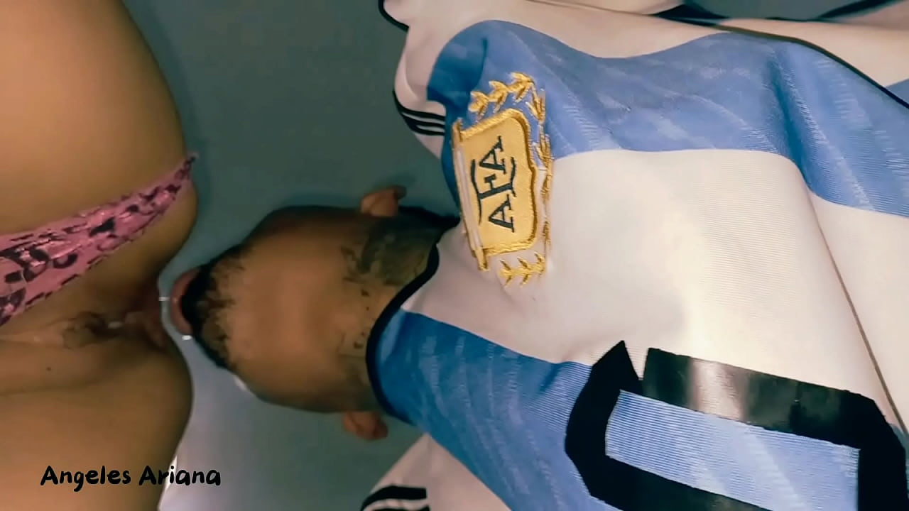 Milf culona le gusta que le rompan el culo mientras juega La Selección Argentina!