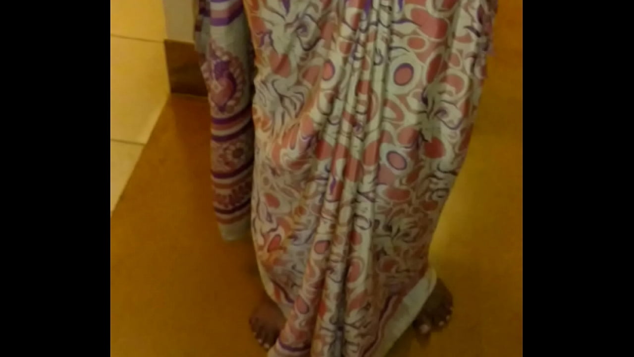 Tamil Saree lifting aunty