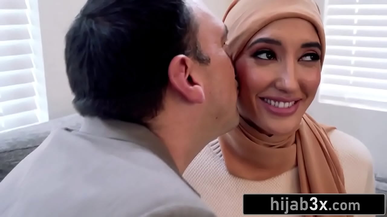 Fantastic Hot Body Hijab-Wearing Teen Gives Older Lover a Booty Call