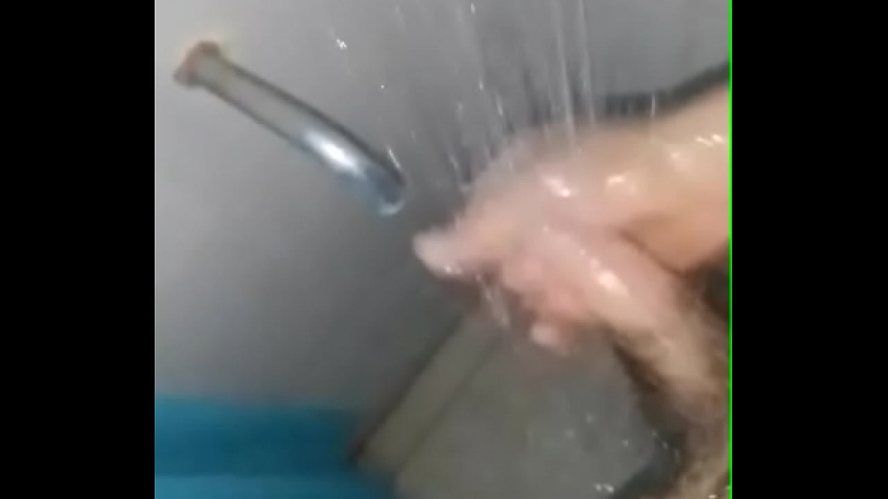 Mucha leche mientras se pajea en la ducha