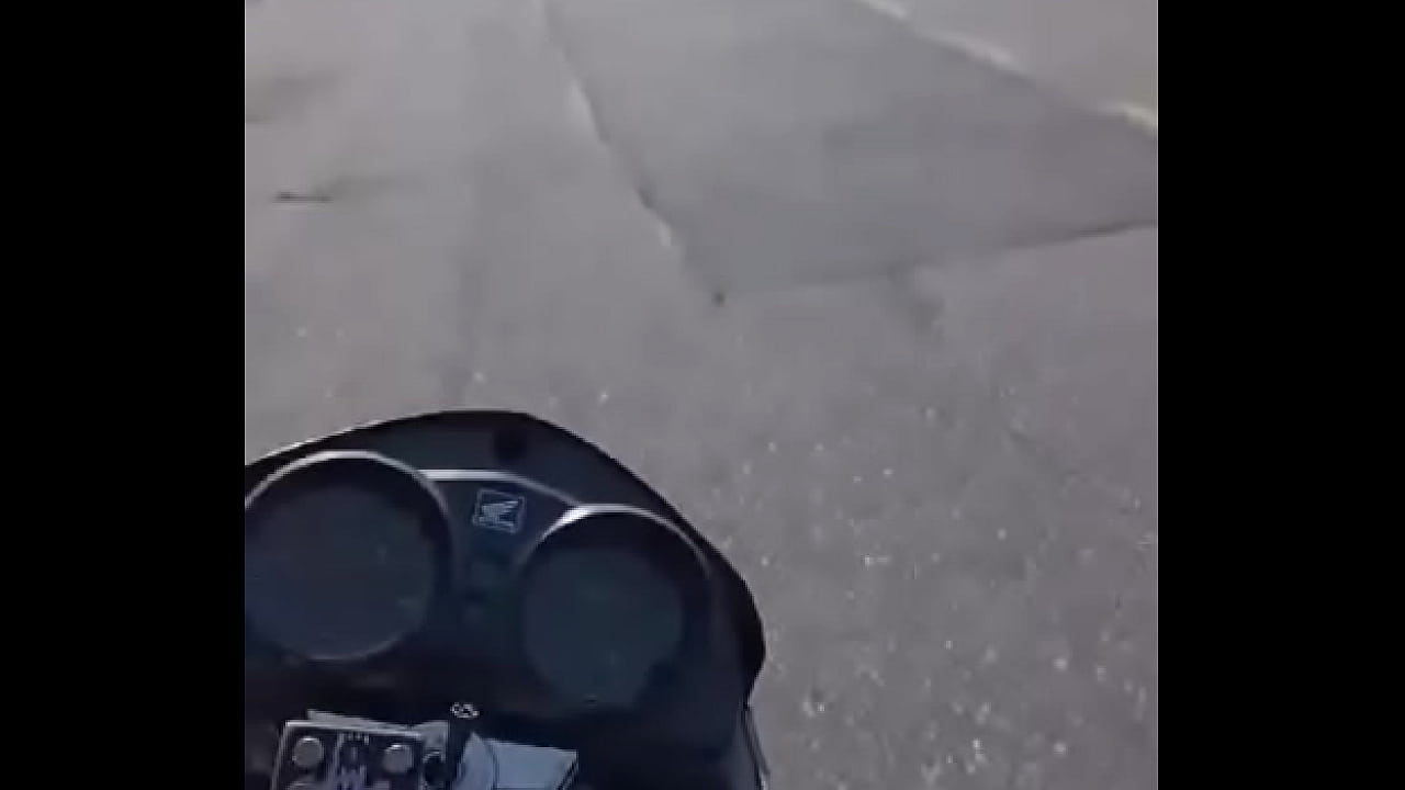 Comi a novinha do rabo granded em cima da moto e ela nao parava de gemer